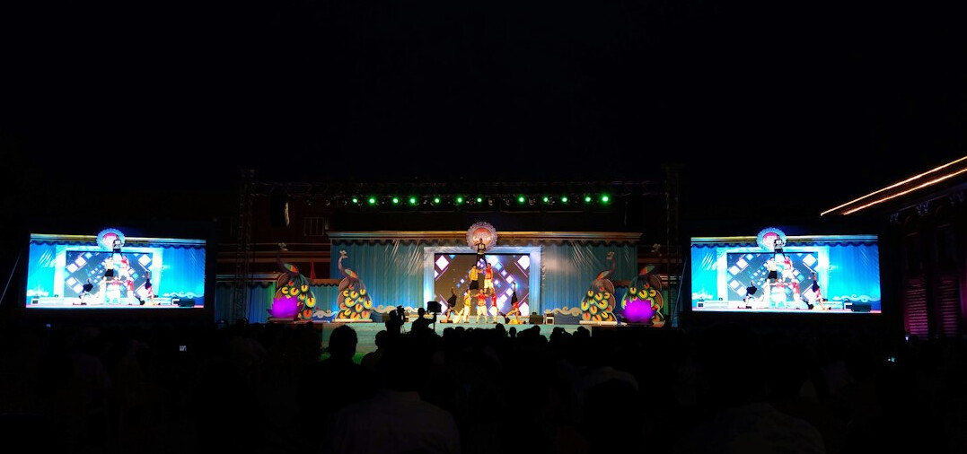 Live conference event with large stage screens and cameras